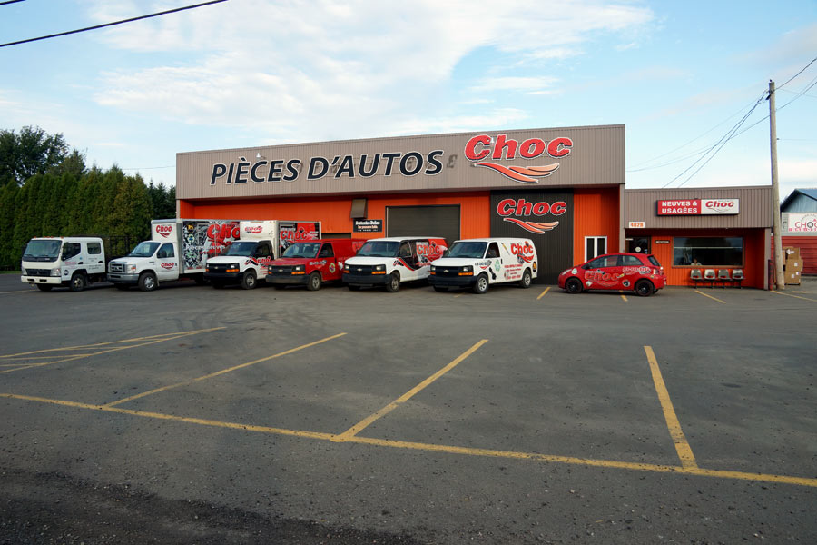 Batisse et camions livraison